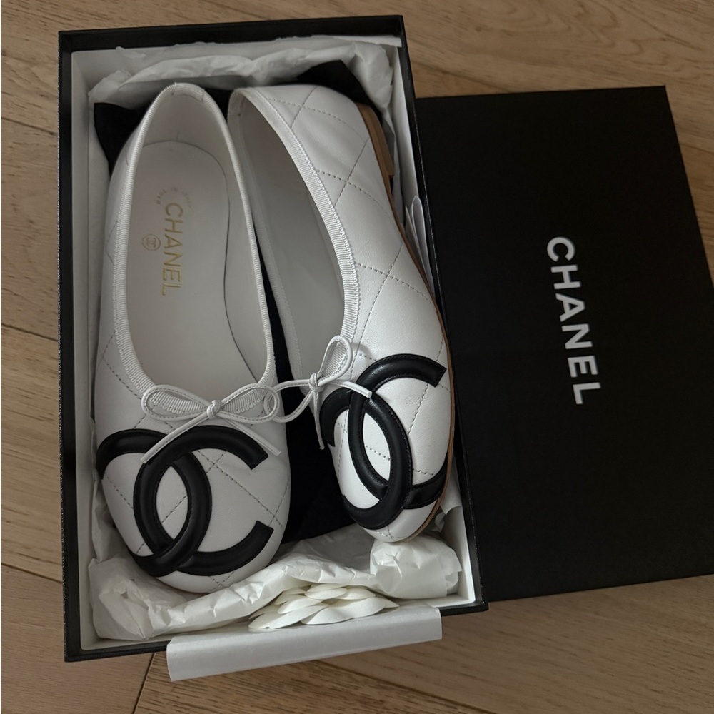 Chanel White Cambon CC Logo Ballet Flats